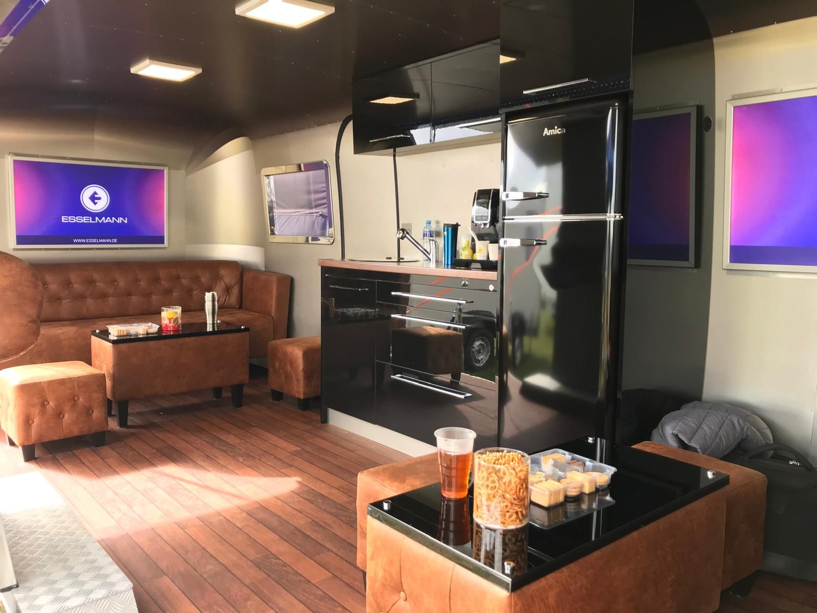 Przyczepa eventowa ESSELMANN: lustrzane poszycie i lounge – zdjęcie 3