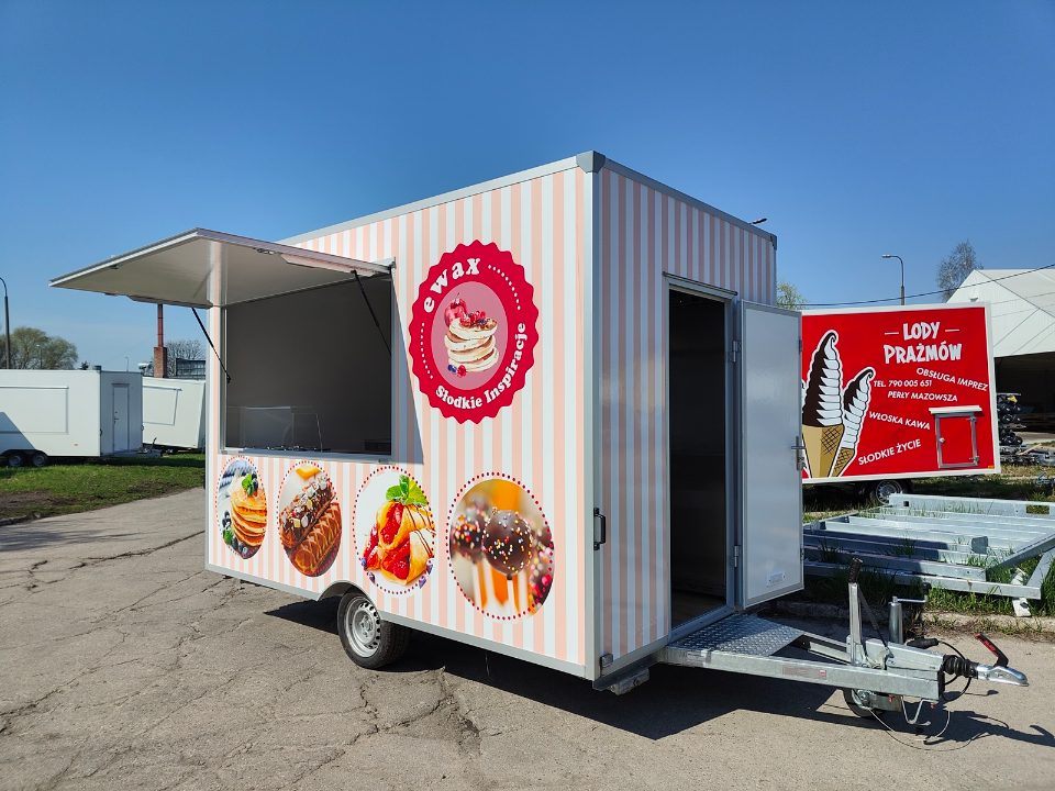 karello-3-przyczepa-gastronomiczna-z-wyposazeniem-mobilna-lodziarnia