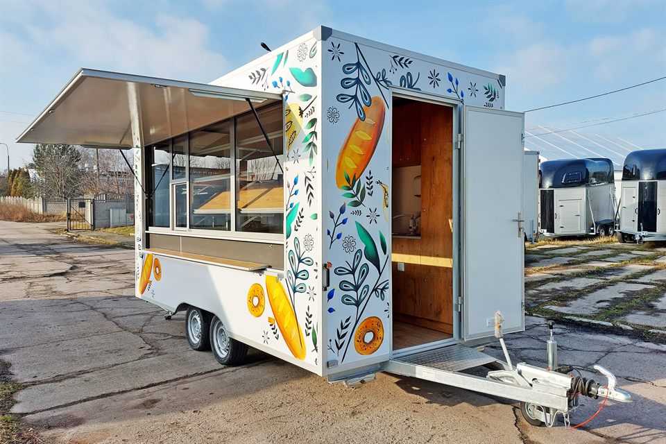 Przyczepa handlowa z okleiną owocowo-warzywną, mobilny warzywniak