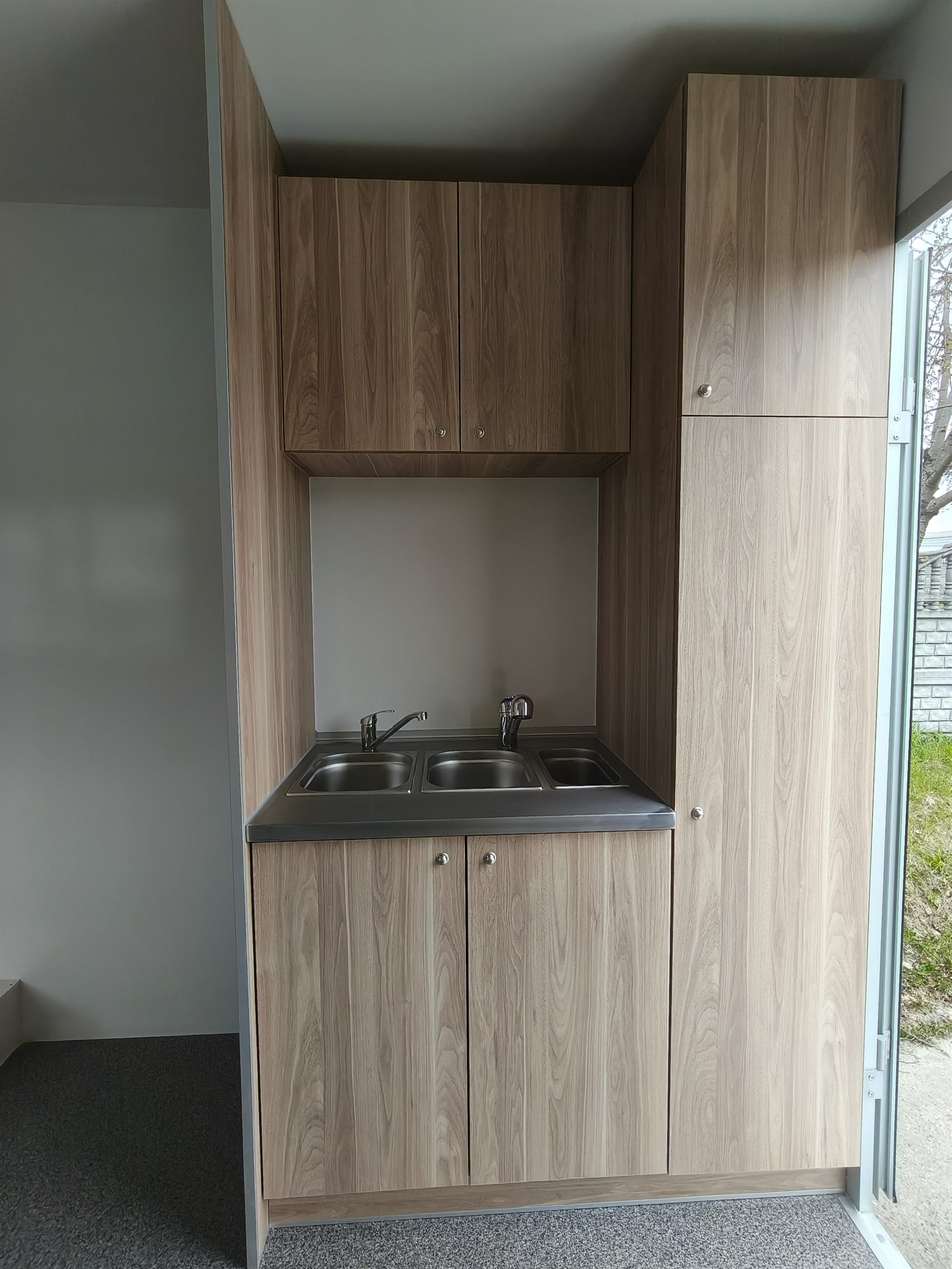 Zaplecze sanitarne: zlew z szafką w przyczepie gastronomicznej