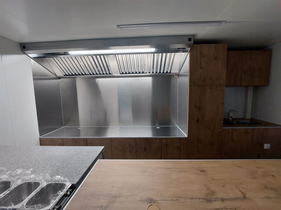 Wyciąg gastronomiczny z filtrami nad stanowiskiem pracy