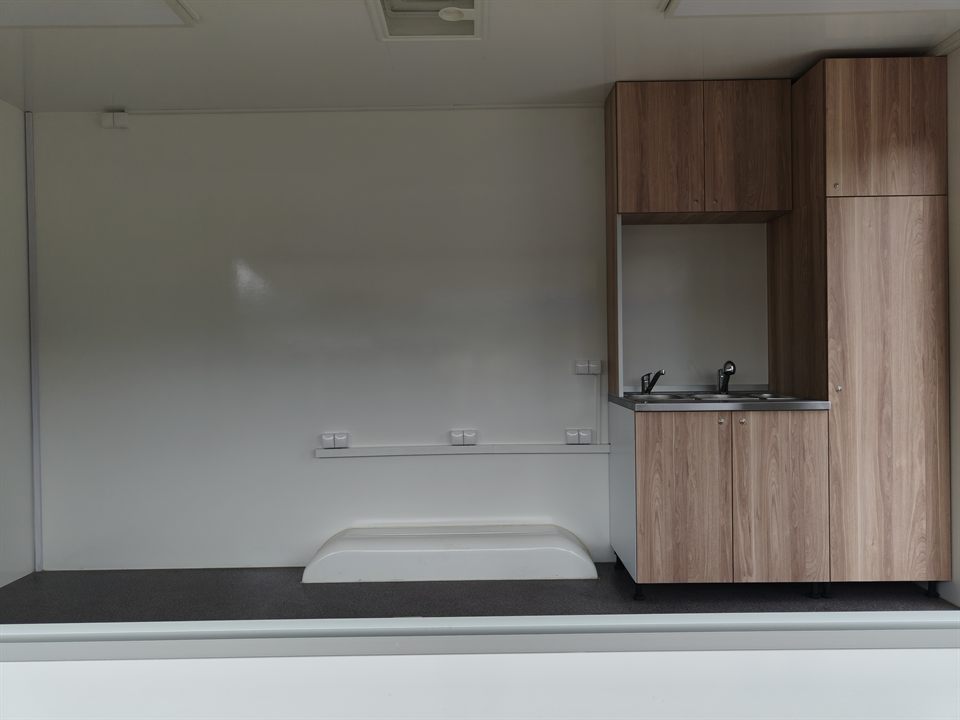Instalacja elektryczna z gniazdami w przyczepie gastronomicznej