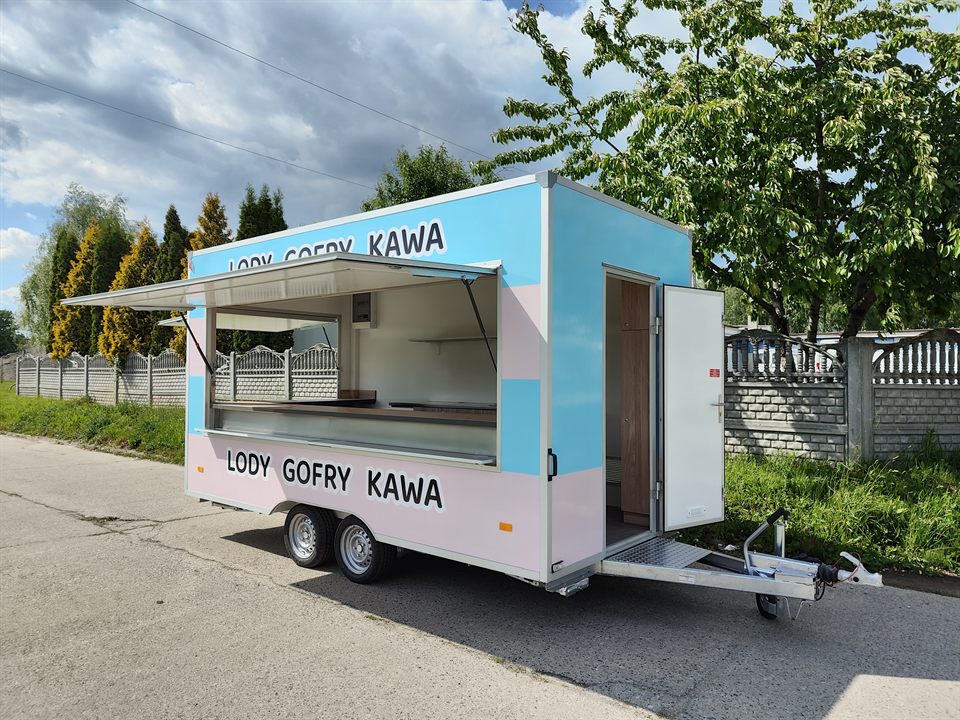 Przyczepa gastronomiczna do lodów, gofrów i kawy z otwartą klapą sprzedażową