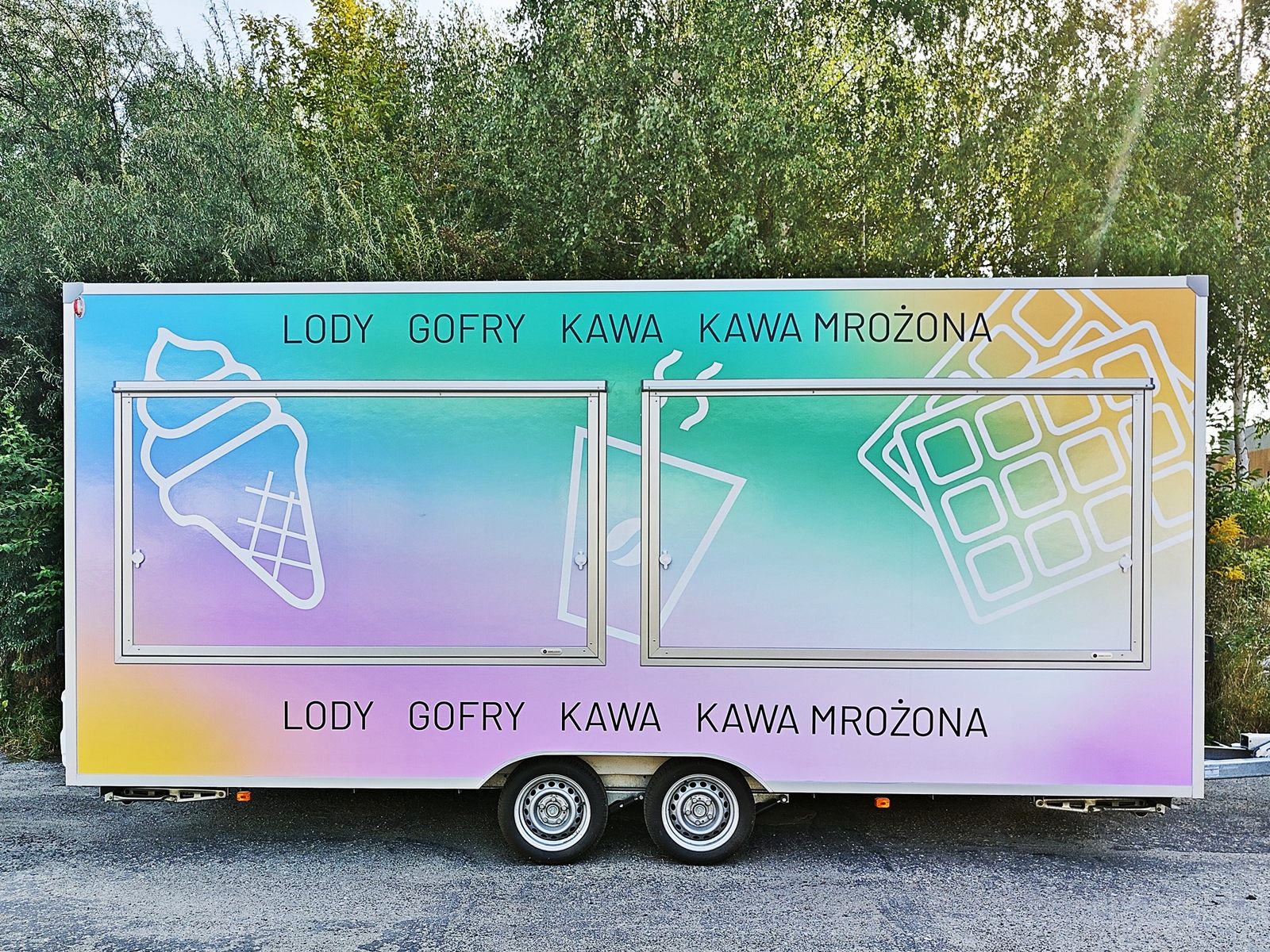 Reklama zewnętrzna na przyczepie gastronomicznej: lody, gofry, kawa