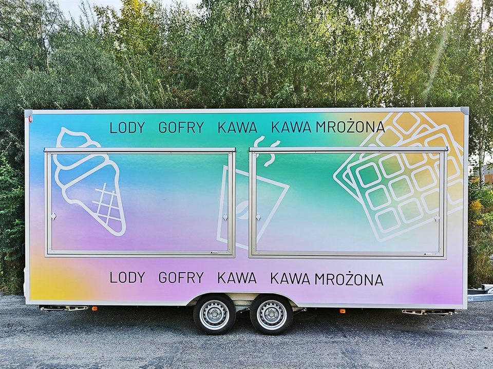 Reklama zewnętrzna na przyczepie gastronomicznej: lody, gofry, kawa
