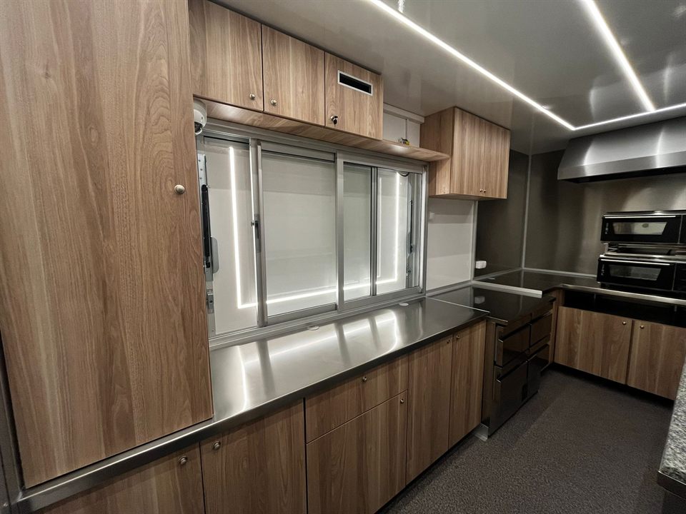 Zabudowa meblowa z szafkami przy oknie sprzedażowym