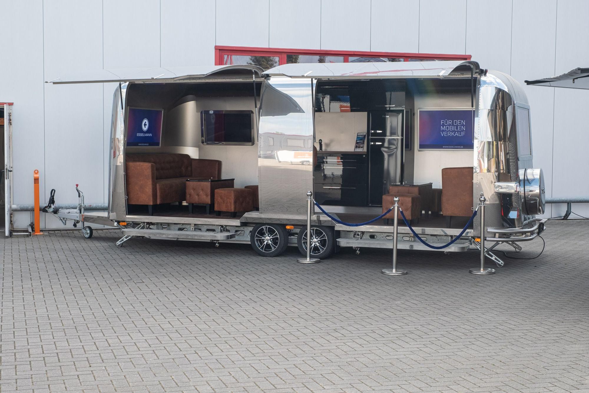 Przyczepa eventowa ESSELMANN: lustrzane poszycie i lounge – zdjęcie 1
